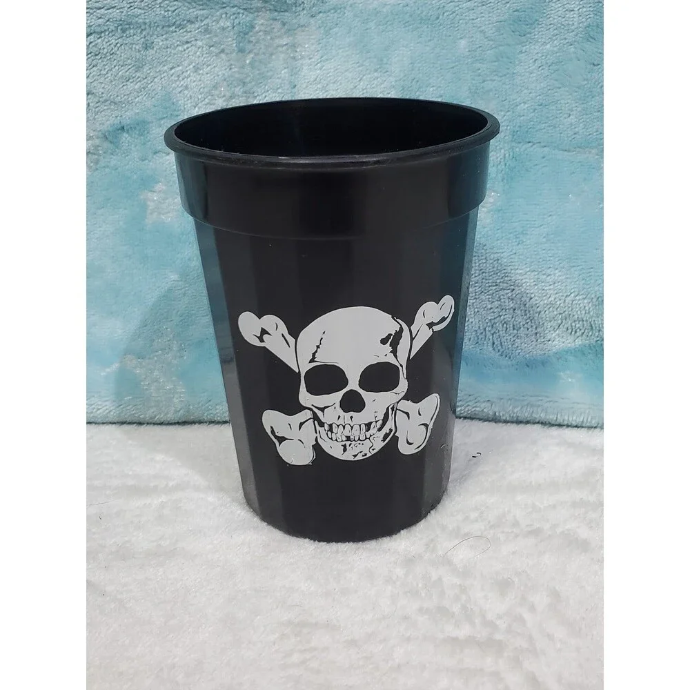 10 oz Plastic Skull And Cross Bones Halloween Cup